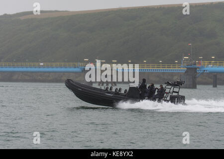 Polizei patrouilliert Milford Haven in einem schnellen Rippe Stockfoto