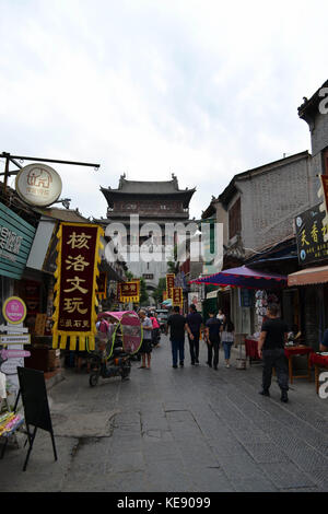 Die Dinge, die rund um die alte Stadt Luoyang geschieht. Touristen, Einheimische, Verkäufer, alle scharen sich um hier. Pic im September 2017 aufgenommen wurde Stockfoto