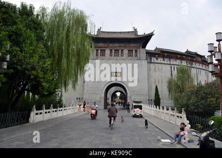 Die Dinge, die rund um die alte Stadt Luoyang geschieht. Touristen, Einheimische, Verkäufer, alle scharen sich um hier. Pic im September 2017 aufgenommen wurde Stockfoto