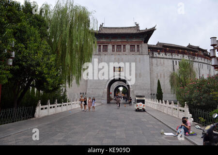 Die Dinge, die rund um die alte Stadt Luoyang geschieht. Touristen, Einheimische, Verkäufer, alle scharen sich um hier. Pic im September 2017 aufgenommen wurde Stockfoto