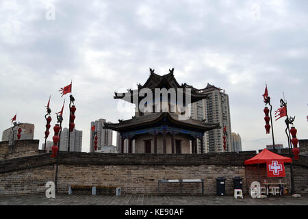 Die Ansicht um Xi'an Stadtmauer während bewölkten Tag. Pic wurde im September 2017 aufgenommen. Stockfoto