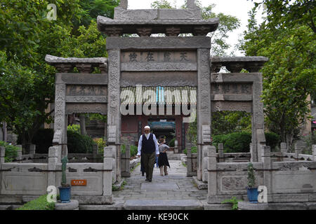 Chinesische Muslime um Xi'an große Moschee, eine der wichtigsten Ort für chinesische Muslime in China. Pic im September 2017 genommen wurde. Übersetzung: Stockfoto