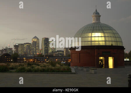 Eingang Süd von Greenwich Foot Tunnel nach Norden in Richtung Canary Wharf in der Nacht Stockfoto