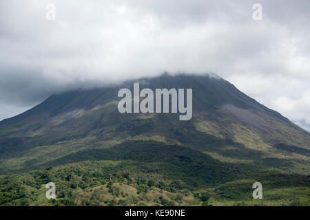 Niedrige bedeckt die Spitze des Vulkans Arenal, La Fortuna, Costa Rica Stockfoto