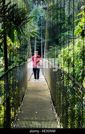 Man überqueren eine Hängebrücke in La Fortuna, Costa Rica Stockfoto
