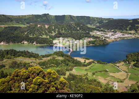 Blick vom Miradouro do Cerrado das Freiras in den Vulkankrater Caldera Sete Cidades mit den Kraterseen Lagoa Verde und Stockfoto