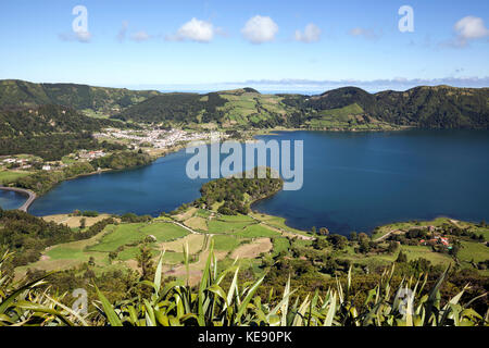 Blick vom Miradouro do Cerrado das Freiras in den Vulkankrater Caldera Sete Cidades mit dem Kratersee Lago Azul, in der Stockfoto