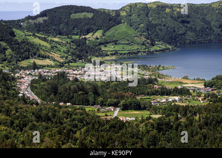 Blick vom Miradouro da Vista do Rei in den Vulkankrater Caldera Sete Cidades bis zum Dorf Sete Cidades und dem Krater Stockfoto