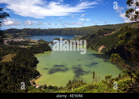 Blick auf den Vulkankrater Caldera Sete Cidades mit den Kraterseen Lagoa Verde und Lago Azul Stockfoto