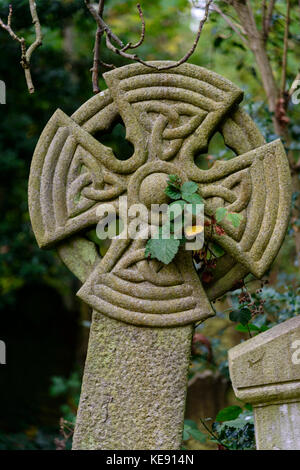 Grab stein vernachlässigt Stockfoto