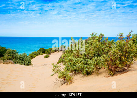 Ein Blick auf die Dünen von Piscinas in Sardinien, Italien, mit dem Mittelmeer im Hintergrund Stockfoto