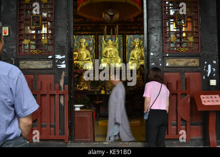 Buddhistische Mönche, ein Ritual zu Fuß. Er tat Rundwegen um den Altar. Standort: Wenshu Kloster. Pic im September 2017 aufgenommen wurde. Stockfoto