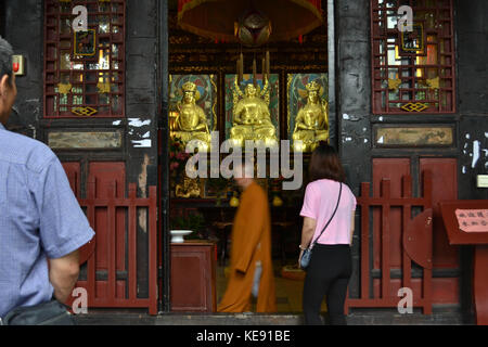 Buddhistische Mönche, ein Ritual zu Fuß. Er tat Rundwegen um den Altar. Standort: Wenshu Kloster. Pic im September 2017 aufgenommen wurde. Stockfoto