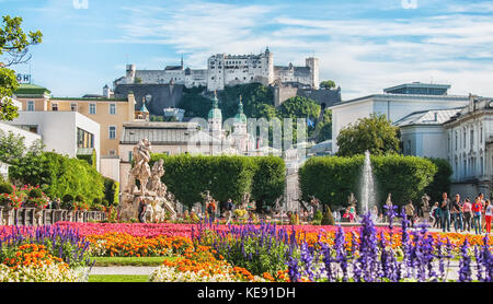 Salzburg, Österreich 08.28.2012. Schöne Sicht auf die Festung aus dem Mirabell Historic Park im Sommer sonnigen Tag. Die horizontalen Rahmen. Stockfoto