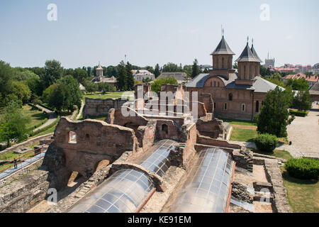 Luftaufnahme des fürstlichen Hof Übersicht st. Freitag Kirche in Targoviste, dambovita, Rumänien. Stockfoto