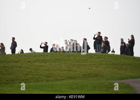 Die Sonne heute wieder Rot geht, Menschen versammelt, um an der Spitze der Primrose Hill Bild Jeremy Selwyn Credit: Evening Standard Stockfoto