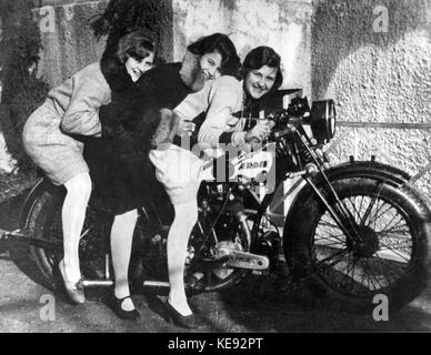 Hitlers Lebensgefährtin Eva Braun (l) posiert mit ihren Schwestern Inge und Herta auf einem Motorrad. Undatiert | weltweite Nutzung Stockfoto