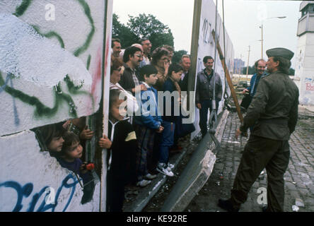 Neugierige Zuschauer beobachten den Abriss der Berliner Mauer in der Bernauer Straße in Wedding (Berlin, Germanny) am 13. Juni 1990. Deutschland wurde in der Nacht vom 9/10. November 1989 wiedervereint. Die DDR trat am 3. Oktober 1990 der Bundesrepublik Deutschland bei. | Nutzung weltweit Stockfoto