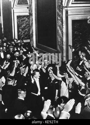 1934 Hitler bei der Eröffnung des Reichstheaters Festwoche in Dresden. Reichskanzler Adolf Hitler (Front Center) wird bei seiner Ankunft in der Oper mit dem Hitlergruß begrüßt. | Nutzung weltweit Stockfoto