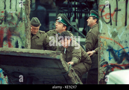 Abriss der Berliner Mauer in der Bernauer Straße in Wedding (Berlin, Germanny) am 13. Juni 1990. Deutschland wurde in der Nacht vom 9/10. November 1989 wiedervereint. Die DDR trat am 3. Oktober 1990 der Bundesrepublik Deutschland bei. | Nutzung weltweit Stockfoto