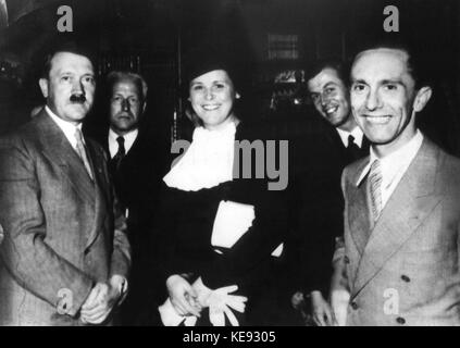 (l-r): Adolf Hitler, Dirigent Franz von Haesslin, Sängerin Maria Müller, ein nicht identifizierter Mann und Joseph Goebbels während eines Empfangs in Winifried Wagners Haus Wahnfried in Bayreuth. Undatiert. | Nutzung weltweit Stockfoto