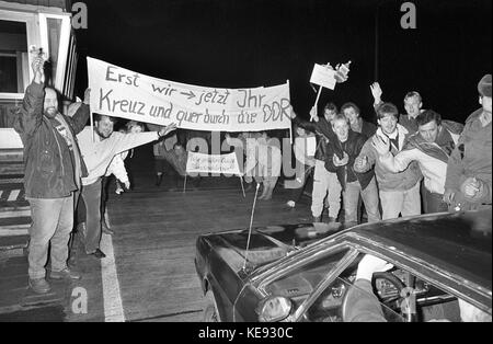 DDR-Bürger begrüßen am 24. Dezember 1989 Autofahrer aus der Bundesrepublik an der Grenze in Gudow/Zarrentin (Schleswig-Holstein). Über eine Million deutsche Staatsbürger besuchten die DDR zu Weihnachten 1989. Weltweit verwendet Stockfoto