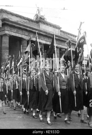 BDM-Mädchen mit Fahnen marschierten 1933 durch das Brandenburger Tor in Berlin. Die Mitglieder des BDM, Bund Deutscher Mädchen, sind Jugendliche im Alter von 14 bis 18 Jahren. | Nutzung weltweit Stockfoto