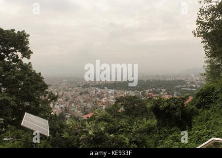 Noemie Repetto / Le Pictorium - Nepal - Kathmandu. Swayambhumath Tempel, auch bekannt als der Affentempel. - 20/09/2017 - Nepal / Kathmandu / Kathmandu - Nepal - Kathmandu. Der Tempel von Swayambhumath oder der Affentempel. Der Blick auf die Stadt Kathmandu vom Tempel, der sich oben auf der Treppe befindet. Die Verschmutzung von hier aus gesehen ist offensichtlich, sowie die Gesamtgröße der Stadt, die wir nur flüchtig. Stockfoto