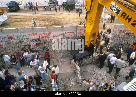 Abriss der Berliner Mauer in der Bernauer Straße in Wedding (Berlin, Germanny) am 13. Juni 1990. Deutschland wurde in der Nacht vom 9/10. November 1989 wiedervereint. Die DDR trat am 3. Oktober 1990 der Bundesrepublik Deutschland bei. | Nutzung weltweit Stockfoto