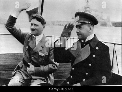 Reichskanzler Adolf Hitler (l) und Admiral Erich Raeder Besuch der deutschen Flotte (undatiert). | Verwendung weltweit Stockfoto