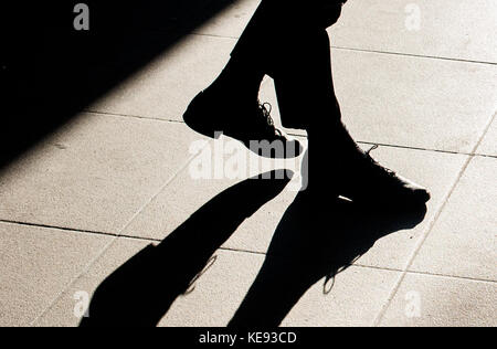 Junger Mann steigt aus der S-Bahn, Silhouette seiner Füße auf dem Bahnsteig, U-Bahn-Station Friedrichstraße, Berlin, Deutschland, Bild am 15. Mai 2104. | Nutzung weltweit Stockfoto