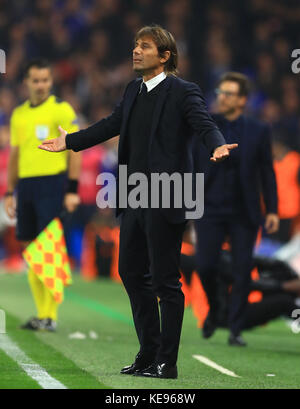 Chelsea-Manager Antonio Conte setzt beim UEFA Champions League-Spiel der Gruppe C in Stamford Bridge, London, auf die Touchline. Stockfoto