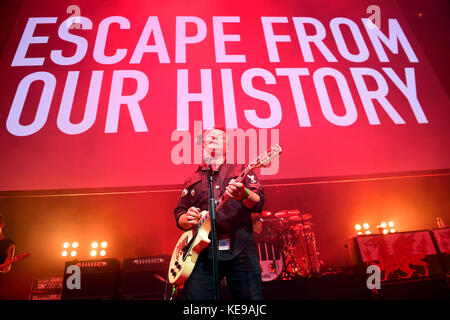 Die Manic Street Preachers (James Dean Bradfield) treten während der Q Awards 2017 in Zusammenarbeit mit Absolute Radio im Camden Roundhouse, London, auf. Stockfoto