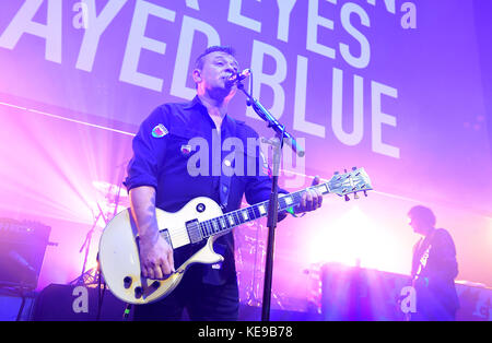 Die Manic Street Preachers (James Dean Bradfield) treten während der Q Awards 2017 in Zusammenarbeit mit Absolute Radio im Camden Roundhouse, London, auf. Stockfoto