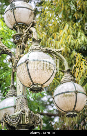 Detail einer Art Nouveau elektrische Lampe aus den späten 1880er Jahren von der vorderen Tor der Imperial Palace in Edo Tokyo Open Air Architectural Museum, Tokio Stockfoto