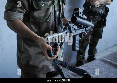 Mobile Gendarmen zeigen operative Waffen, anlässlich des Bürgerverteidigungstages, Sathonay-Camp, Frankreich Stockfoto