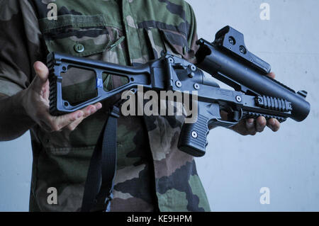 Mobile Gendarmen zeigen operative Waffen, anlässlich des Bürgerverteidigungstages, Sathonay-Camp, Frankreich Stockfoto