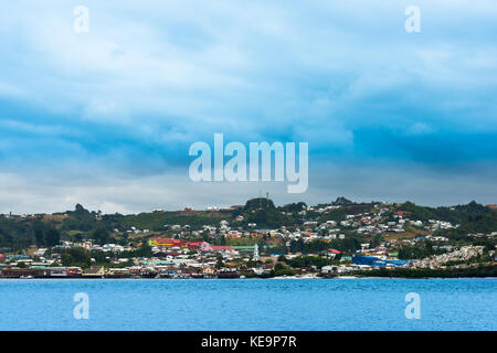 Panoramablick auf einer kleinen Stadt dalcahue in die Hauptinsel der Inselgruppe Chiloé Stockfoto