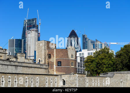 Londons neue City Skyline hinter dem alten Tower of London. Der Skalpell, 52 Lime Street, Baustelle, Gherkin, Cheesegrater. Blauer Himmel Stockfoto