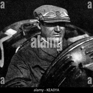 Der italienische Fahrer Antonio Ascari wird 1925 hinter dem Lenkrad eines Alfa Romeo P2 abgebildet und zeigt seine Teilnahme am Motorsport des frühen 20. Jahrhunderts. Stockfoto