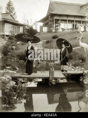 Zwei japanische Frauen Kimonos tragen und halten Regenschirme im japanischen Garten auf der World's Fair 1904 Stockfoto