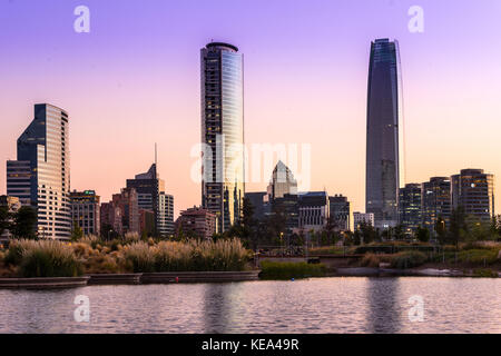 Region Metropolitana, Santiago, Chile - Teich im Parque Bicentanario, einem Park im wohlhabenden Stadtteil Vitacura mit der Skyline von Stockfoto