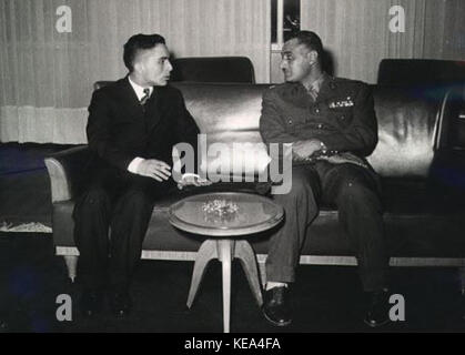 König Hussein von Jordanien mit der ägyptische Präsident Gamal Abdel Nasser in der Mitte der 1950er-Jahre Stockfoto