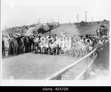 Start der Marathon, 1904 Olympics. Ein Läufer bereiten sich auf Starten. B. David R. Francis Brände Startschuss Stockfoto