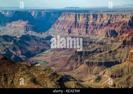 Der Colorado River kann in diesem Blick vom South Rim des Grand Canyon gesehen werden. Stockfoto
