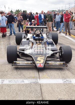 Historische Formel 1-Rennwagen auf dem GP-Kurs in Watkins Glen, New York läuft. Zwei Ferraris, Nr. 1 und 4 und der Nummer 5 Lotus. Stockfoto