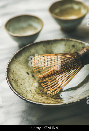 Japanische Werkzeuge und Schalen für die Zubereitung von Matcha Tee, selektiver Fokus Stockfoto