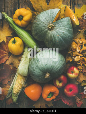 Herbst bunte Gemüse Sortiment über holztisch Hintergrund Stockfoto