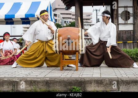 Tokyo, Japan - 24. September 2017: Trommler spielen in traditioneller Kleidung bei Shinagawa Shukuba matsuri Fest Stockfoto