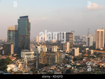 Luftaufnahme von Jakarta Geschäftsgebiets entlang Sudirman avenue bei Sonnenuntergang in Indonesien Hauptstadt auf der Insel Java. Stockfoto